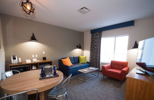 Circleville Resort | Mere Steps From Water Fun! 2 Swimming Pools, Free Parking, Near French Quarter
