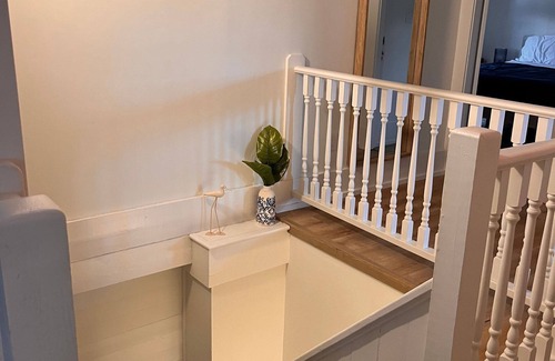Victoria Villa | Mermaid Cove | Cozy top-Floor Room with Private Ensuite with Sunset & Main Stree