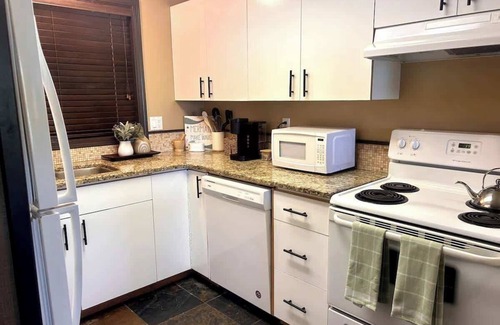 Regional District of Nanaimo Apartment | Mermaid Cove - Oceanfront Suite - 2BDRM - Kitchen