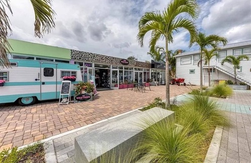 Englewood Apartment | Mermaid Studio Apt. w/Private Entrance *1 Mile from the Water! Pet Friendly!