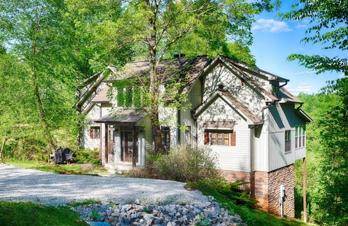 Byrdstown House | MerryN' Monroe Lake House with View of Dale Hollow Lake minutes to Sunset Marina