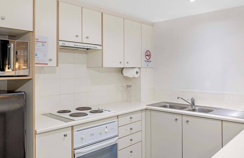 Camperdown Apartment | MetaWise Cozy 1BR City Pad W Parking Near RPA & Sydney Uni