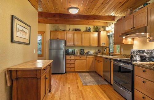 Camp Sherman Cabin | Metolius River Resort Cabin 1 Luxurious cabin on the Metolius River w/fireplace