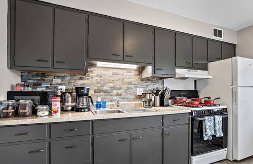 Aurora Condo | Mexican Themed Cozy Apt in Aurora/75" TV/FastWiFi/AppleTV/Disney+/YouTubeTV