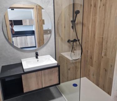 Szklarska Poreba Apartment | Miło Mi w górach - budynek główny hotelu z basenami i saunami - parking GRATIS