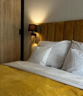 Szklarska Poreba Apartment | Miło Mi w górach - budynek główny hotelu z basenami i saunami - parking GRATIS