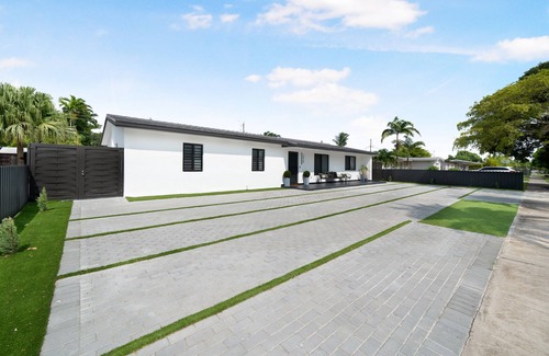 University Park House | Miami gem in great location. Experience luxury living as soon as you walk on