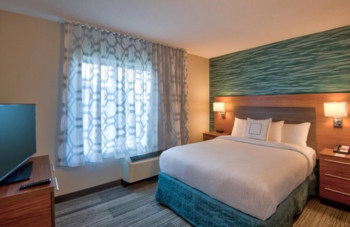 Flagami Hotel | Miami Getaway Suites Near Miami Airport with Kitchen & Pool