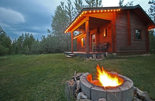 Tete Jaune Cache Ski Chalet | Mica Mountain Lodge & Log Cabins