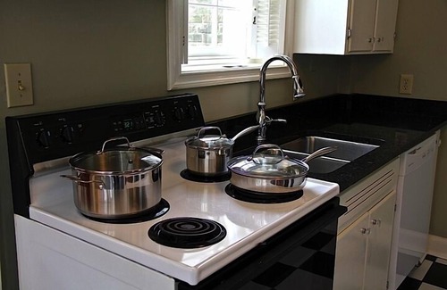 French Quarter Cottage | Mid 1700s Carriage House W/Courtyard, Gated Parking, And A Full Kitchen