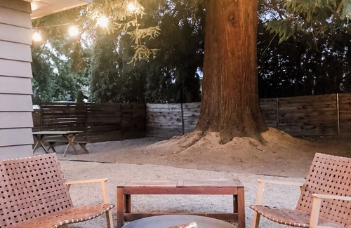 McMinnville Cottage | Mid-Century Cottage - Private Entry- Firepit - Outdoor Seating