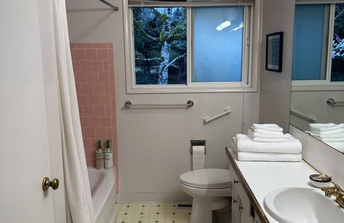 Cedar Hills House | Mid-Century Gem Close To Portland Downtown, Nike and Cedar Hills Crossing