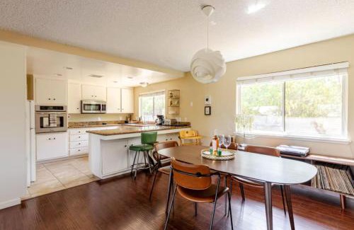 Yucca Valley House | Mid-Century Hideaway - privat Pool & King Bed