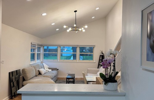 Highland Park House | Mid-century modern turned MODERN. Close to all the attractions that Chicago has.