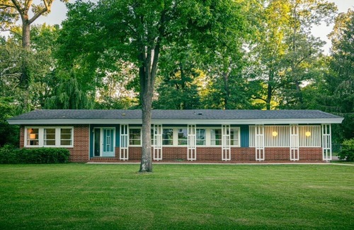 Wade Hampton House | Mid Century Modern Time Capsule….3 miles to downtown Greenville!