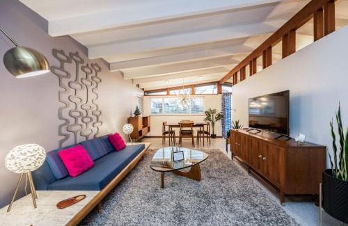 Cedar Rapids - Iowa City House | Mid-Century Style And Class In Quiet NE Location