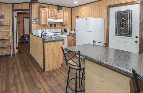 Groveoak Cabin | Mid- Lake home, perfect for a group w/lots of boat and truck parking