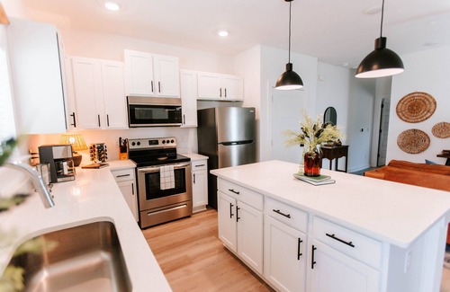 Athens House | Mid-Term Discounts - Near Downtown, UGA, Hospital