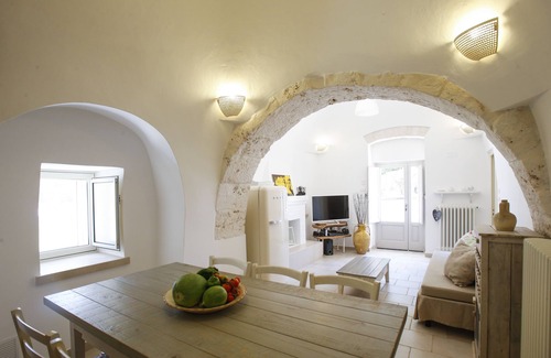 Cisternino House | Middle trulli, ancient stone house