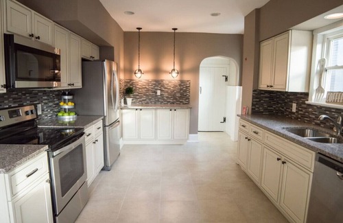 Middletown House | Middletown Centenarian 4 Bed 2 Bath Sleeps 12