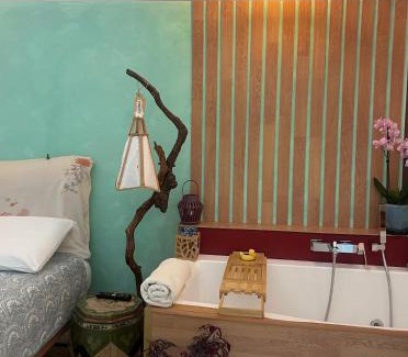 Rione II Trevi Apartment | Midorigami Jacuzzi suite Spanish Steps apt