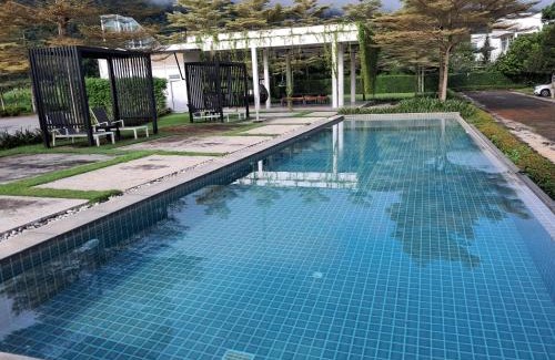 Sarika Apartment | MIDST 2 ROYAL HILLS GOLF COURSE AND SPA