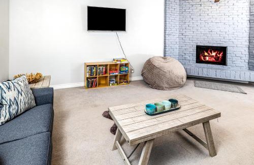 Tudor Area House | Midtown Anchorage Basecamp Condo A