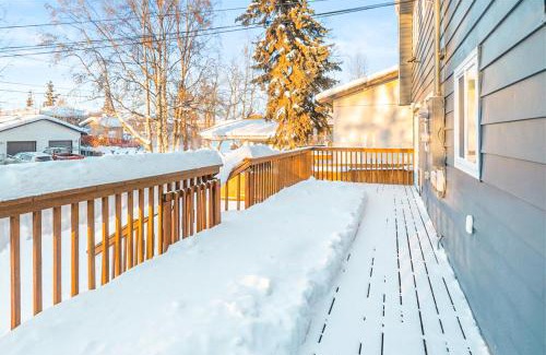 Tudor Area House | Midtown Anchorage Basecamp Condo A