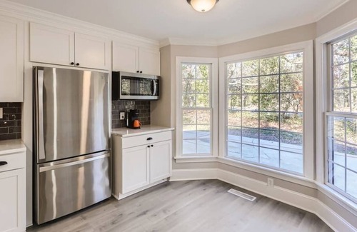 Northwest Raleigh House | Midtown Modern, Outdoor Movie, Air Hockey, Fire Pit, Sleeps 10