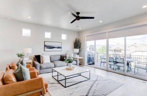 Midway House | Midway to Heaven! BRAND NEW 5 bed 4.5 bath, HOTTUB