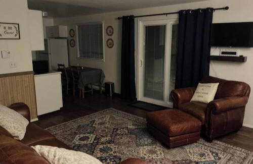Kent Apartment | Midway to just about anything you want to see or do!