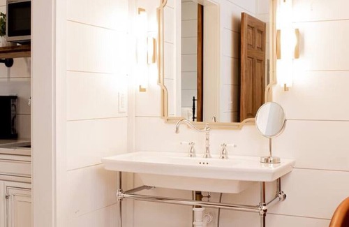 Lake Forest Estates House | Miette Suite at Baetje Farms