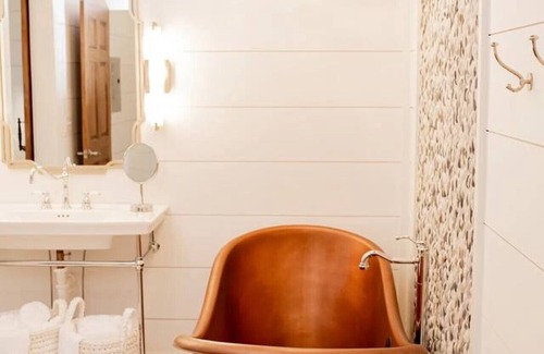 Lake Forest Estates House | Miette Suite at Baetje Farms