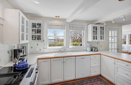 Vineyard Haven House | Mill Hill - Walking Distance From Town And Ferry With Ocean View