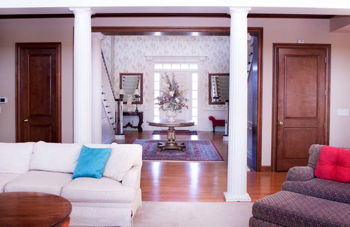 Sugarcreek House | Miller Manor, Luxurious, Peaceful, Sunrise and Sunsets, Family Friendly, 10 yrs!