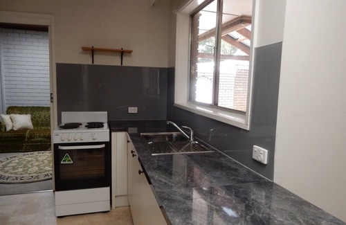 Scoresby House | Millie’s cottage Cheerful 4 bedroom house near glen waverley