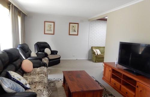 Scoresby House | Millie’s cottage Cheerful 4 bedroom house near glen waverley