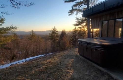 Mendon House | Million Dollar View with 7 Person Hot Tub. 75" TV pool table and air hockey