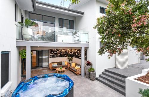 Hyams Beach House | Mimosa Lodge - 250m to Chinamans Beach in Jervis Bay!