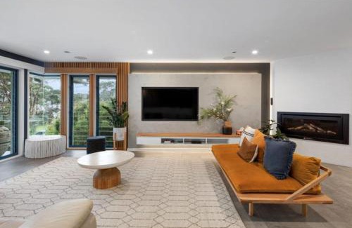 Hyams Beach House | Mimosa Lodge - 250m to Chinamans Beach in Jervis Bay!