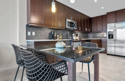 Victoria Park Apartment | Min to Saddledome| Maple Mirage|Cgy Tower Views|AC