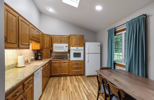 Southeast Omaha House | Min to Zoo+FreeParking+Washer/Dryer+InstantBook+4TVs+CoveredPorch