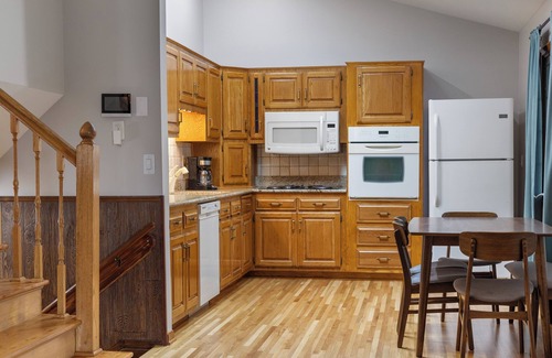 Southeast Omaha House | Min to Zoo+FreeParking+Washer/Dryer+InstantBook+4TVs+CoveredPorch