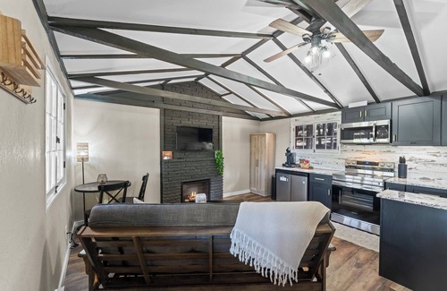 Divide Cabin | Mini Mountain Retreat surrounded by Trees in enchanting Divide with WiFi