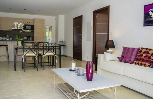 Sainte-Maxime Cottage | Mini-villa of 52 m² for 2-4 people with pool and spa, close to the beach