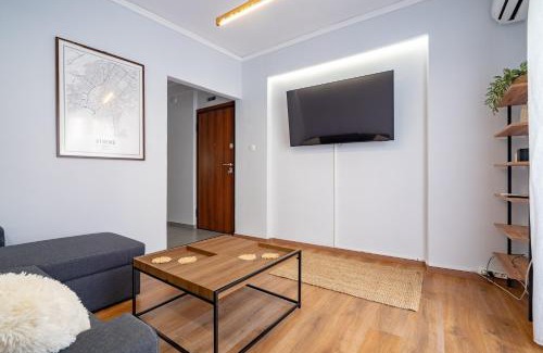 Petralona Apartment | Minimal Frame by ΜΡS