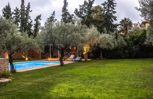 Vari House | Minimal house with pool and large garden at Varkiza. 5 minutes from the beach!