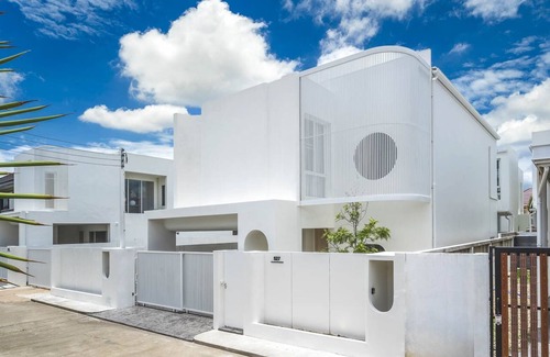San Sai Villa | Minimal Luxury 4 Bedroom Home - Walk to Shopping and Supermarket.