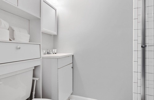 Washington Apartment | Minimalist English Basement : Private Suite