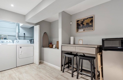 Washington Apartment | Minimalist English Basement : Private Suite